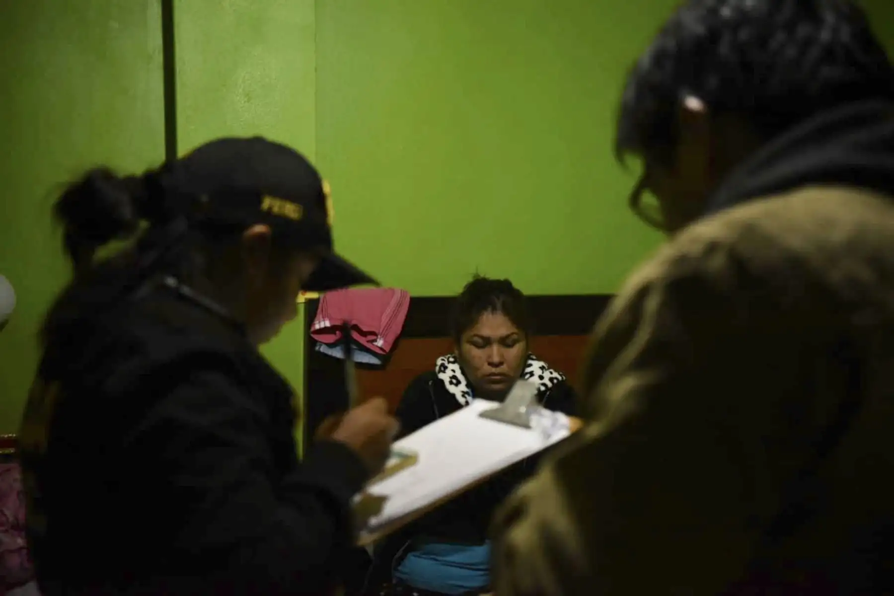 La Policía Nacional del Perú (PNP) y el Ministerio Público detuvieron esta madrugada a 36 integrantes de la organización criminal los Intocables de Ica, dedicada al tráfico ilícito de drogas, receptación y tenencia ilegal de armas y artefactos explosivos en la zona sur del país. Foto: ANDINA/Mininter.