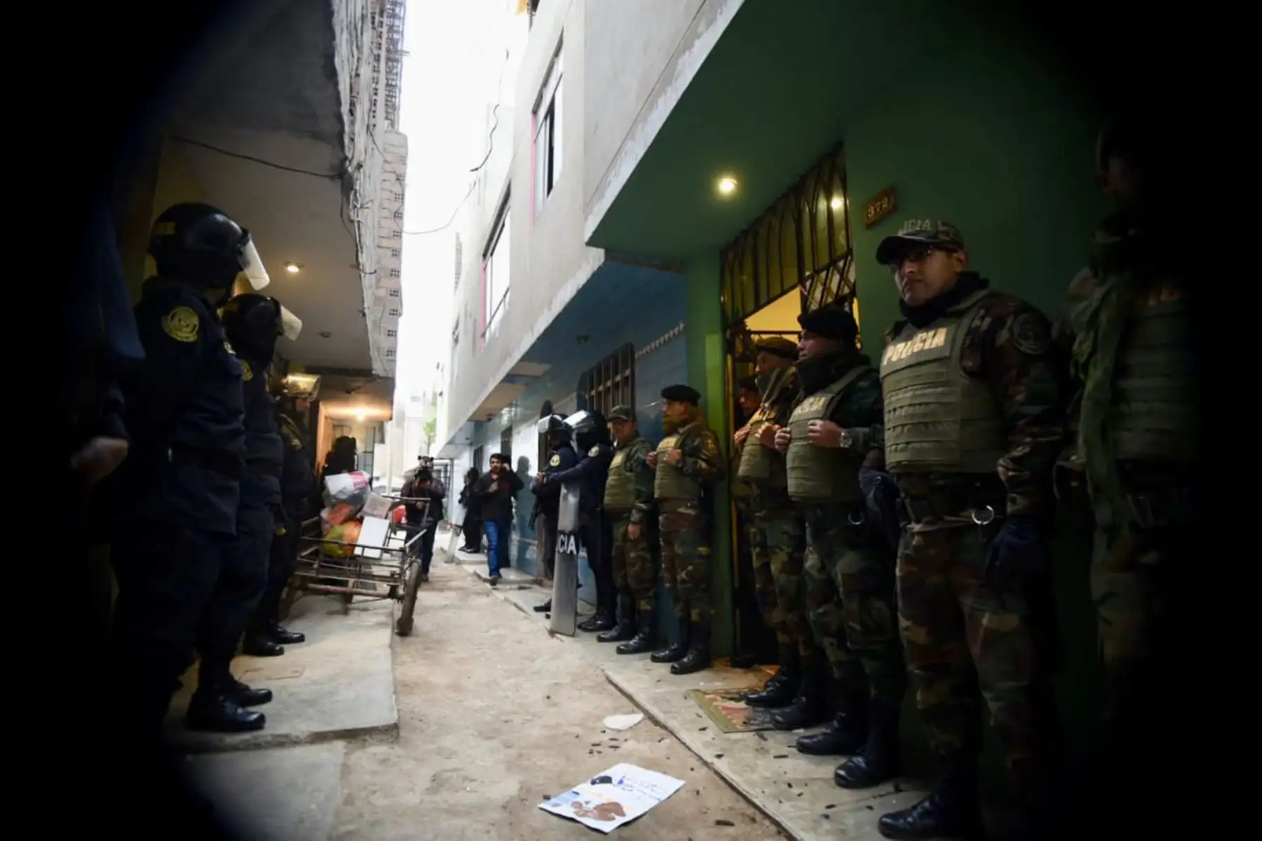 La Policía Nacional del Perú (PNP) y el Ministerio Público detuvieron esta madrugada a 36 integrantes de la organización criminal los Intocables de Ica, dedicada al tráfico ilícito de drogas, receptación y tenencia ilegal de armas y artefactos explosivos en la zona sur del país. Foto: ANDINA/Mininter.