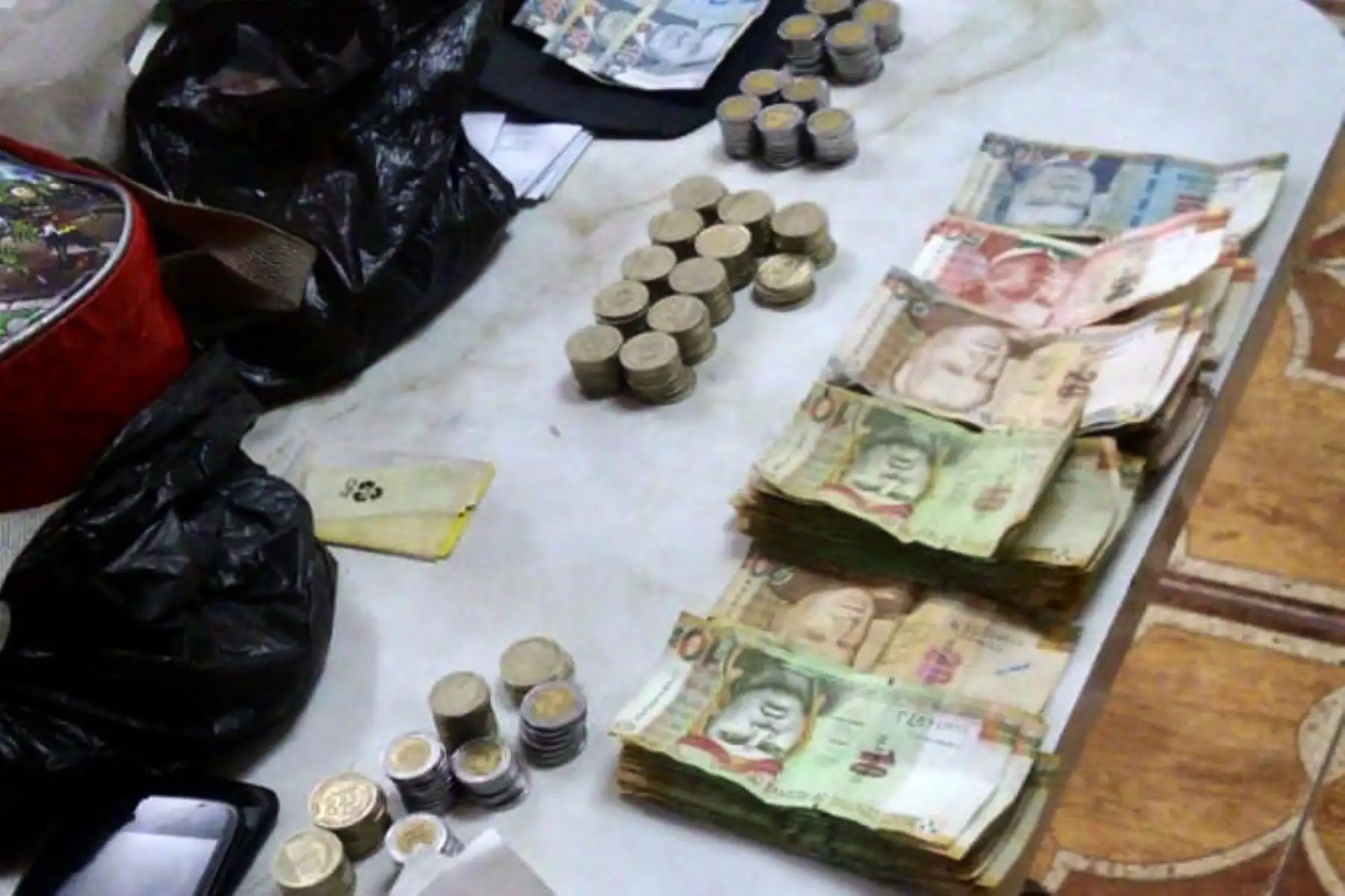 La Policía Nacional del Perú (PNP) y el Ministerio Público detuvieron esta madrugada a 36 integrantes de la organización criminal los Intocables de Ica, dedicada al tráfico ilícito de drogas, receptación y tenencia ilegal de armas y artefactos explosivos en la zona sur del país. Foto: ANDINA/Mininter.
