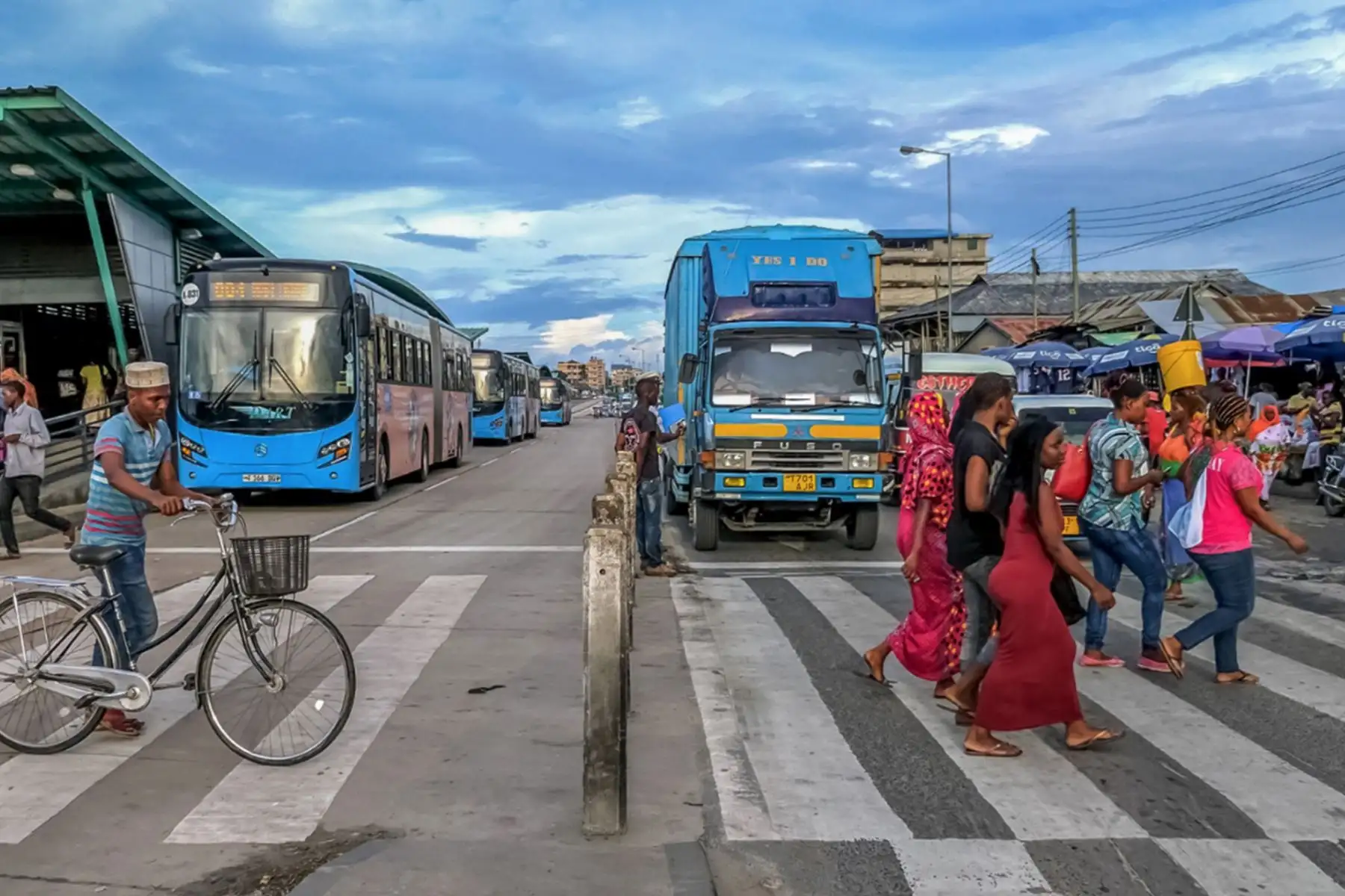 Dar es Salaam. Esta es la ciudad más poblada de Tanzania. Está situada en la costa este de África junto al océano Índico. Fue la capital del país hasta 1996. Su población actual es de 4 millones 715 mil habitantes, y se estima que al 2100 llegará a tener 73 millones. Foto: Institute for Transportation