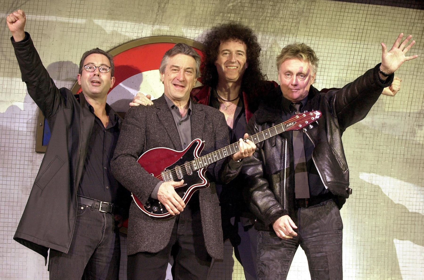 (De la izquierda) El comediante británico Ben Elton (L), el actor estadounidense Robert de Niro y miembros de la banda Queen Brian May y Roger Taylor asisten a una conferencia de prensa de su nuevo musical en Dominion Theatre, el 26 de marzo de 2002. AFP