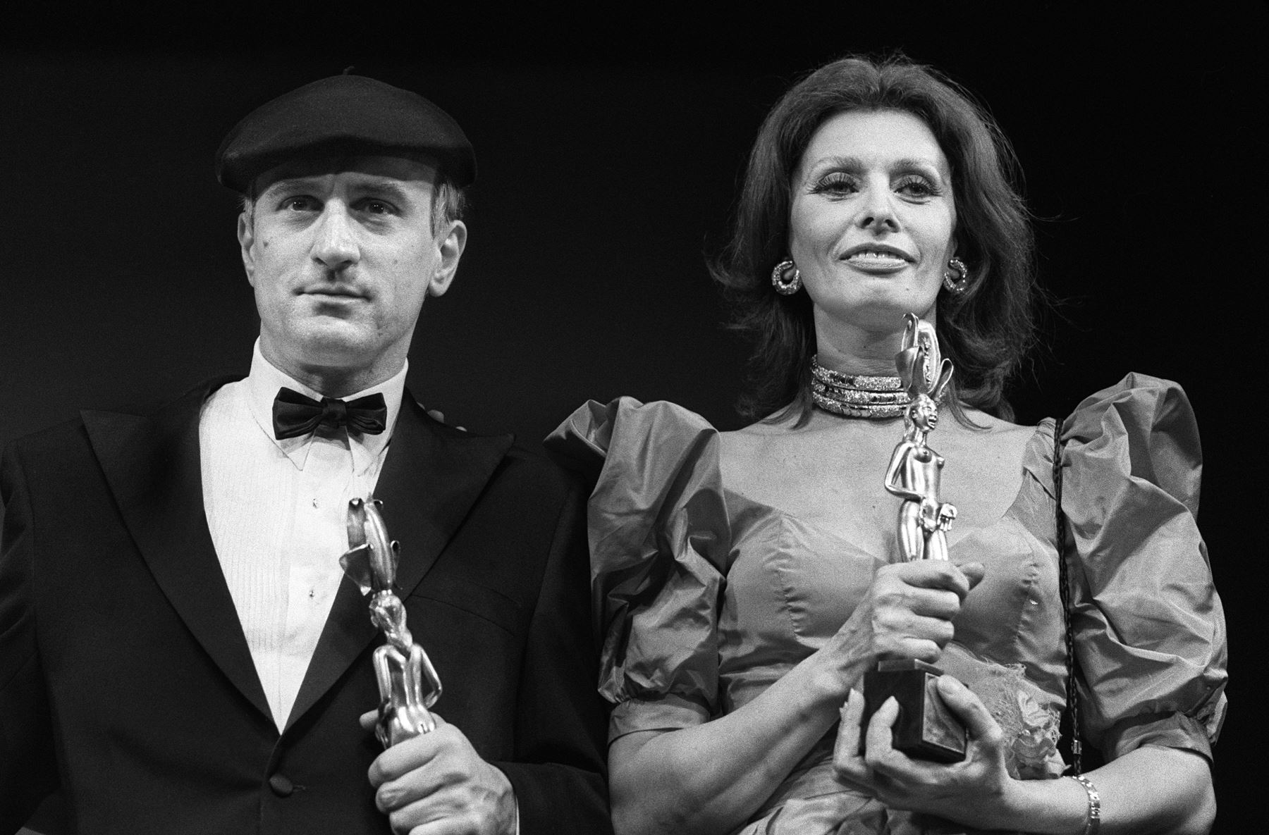 El actor estadounidense Robert de Niro (L) y la actriz italiana Sophia Loren exhibieron sus premios durante el 36 ° festival internacional de cine en Cannes el 7 de mayo de 1983. AFP