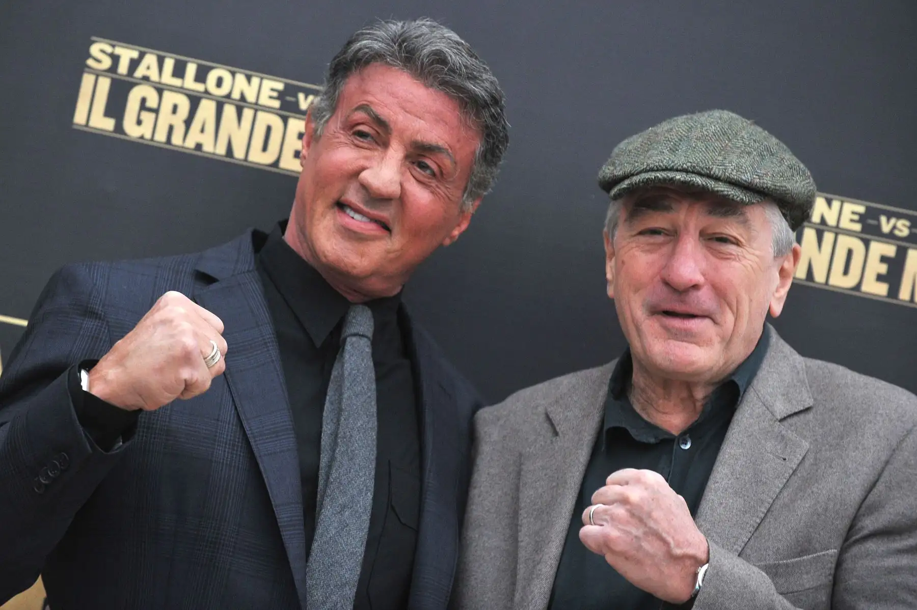 El actor estadounidense Robert De Niro (R) posa con el actor estadounidense Sylvester Stallone durante un photocall de la película "Grudge Match" (Il Grande Match) el 7 de enero de 2014 en Roma. AFP