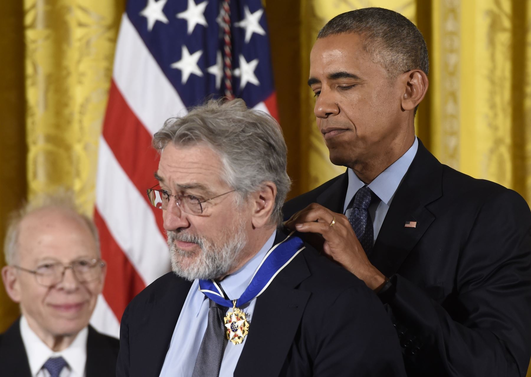 El presidente de los Estados Unidos, Barack Obama, presenta al actor Robert De Niro con la Medalla Presidencial de la Libertad, el honor civil más importante de la nación, durante una ceremonia en honor a 21 destinatarios en el Salón Este de la Casa Blanca en Washington, DC, el 22 de noviembre de 2016. / AFP