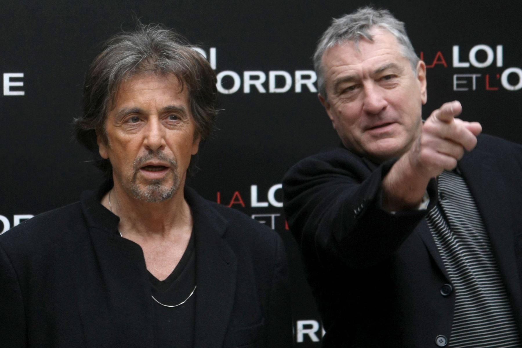 Las leyendas estadounidenses Robert De Niro (R) y Al Pacino (C) posan junto al director Jon Avnet el 15 de septiembre de 2008 en París durante un photocall de su película "Righteous Kill" (título francés "La loi et l