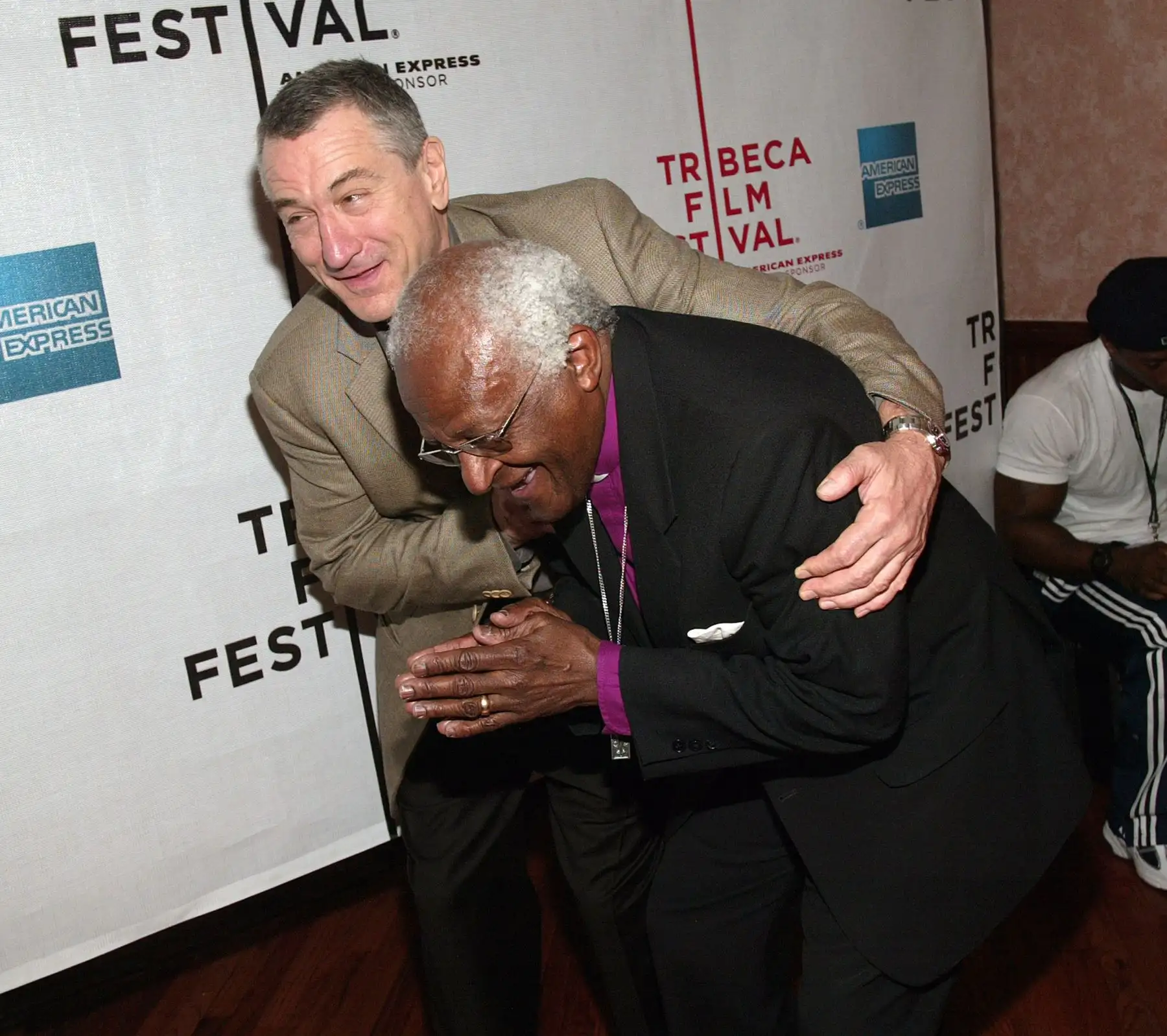 El actor Robert De Niro y el arzobispo Desmond Tutu asisten al Almuerzo de inauguración VIP en el Loft de Tribeca el 1 de mayo de 2004 en la ciudad de Nueva York. AFP