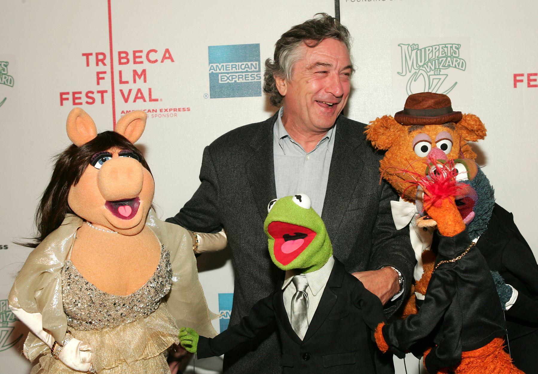 NUEVA YORK - 27 DE ABRIL 2005: (izquierda a derecha) El actor Robert De Niro, Miss Piggy, Kermit The Frog, Pepe The King Prawn, Gonzo y Fozzy Bear asisten al estreno de "The Muppets Wizard". AFP