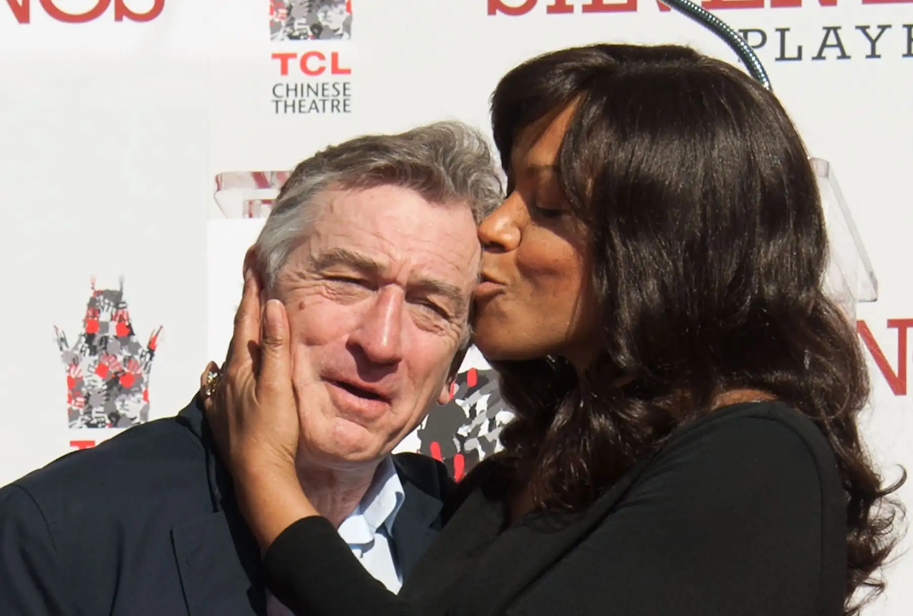 04 de febrero: El actor Robert De Niro y Grace Hightower asisten a la Ceremonia de la mano y la huella de Robert De Niro en TCL Chinese Theatre el 4 de febrero de 2013 en Hollywood, California. AFP