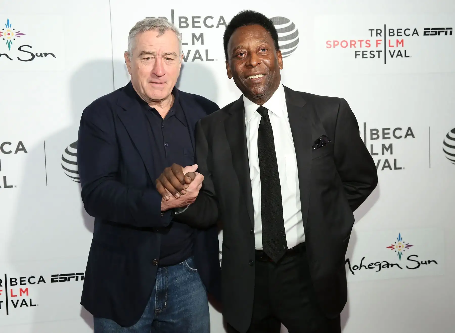 NUEVA YORK, NY - 23 de abril: el cofundador del Festival de Cine de Tribeca Robert De Niro y el ex futbolista brasileño Pelé asisten al estreno de "Pele: El nacimiento de una leyenda" durante el Festival de Cine de Tribeca 2016 en BMCC John Zuccotti Theatre el 23 de abril de 2016 en Nueva York. Monica Schipper / Getty Images para el Festival de Cine de Tribeca / AFP