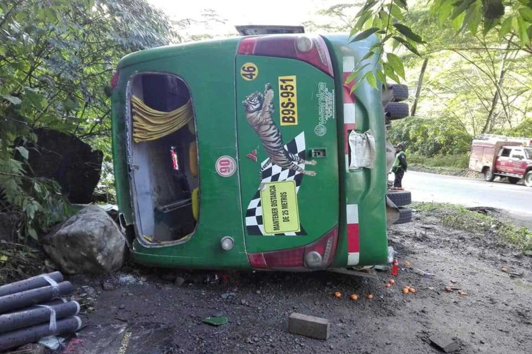 Tres personas fallecieron y otras quince resultaron heridas hoy tras el despiste y vuelco de un bus de transporte interprovincial de pasajeros, en la carretera Tarma-La Merced.