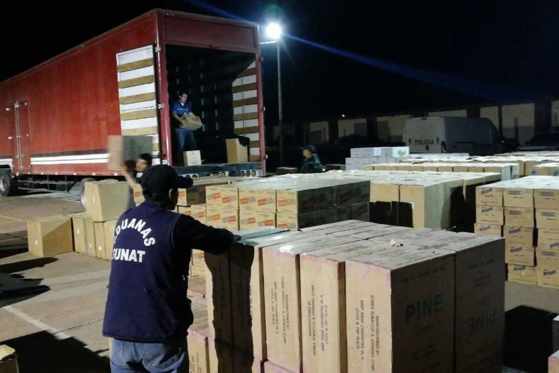 Como parte de las acciones de control aduanero y aplicando herramientas de gestión de riesgo, personal de la Sunat intervino, en la región Cusco, un camión que transportaba un lote de cigarrillos paraguayos que carecían de documentación que ampare su ingreso al país. El valor comercial de las mercancías asciende a 400,000 dólares.