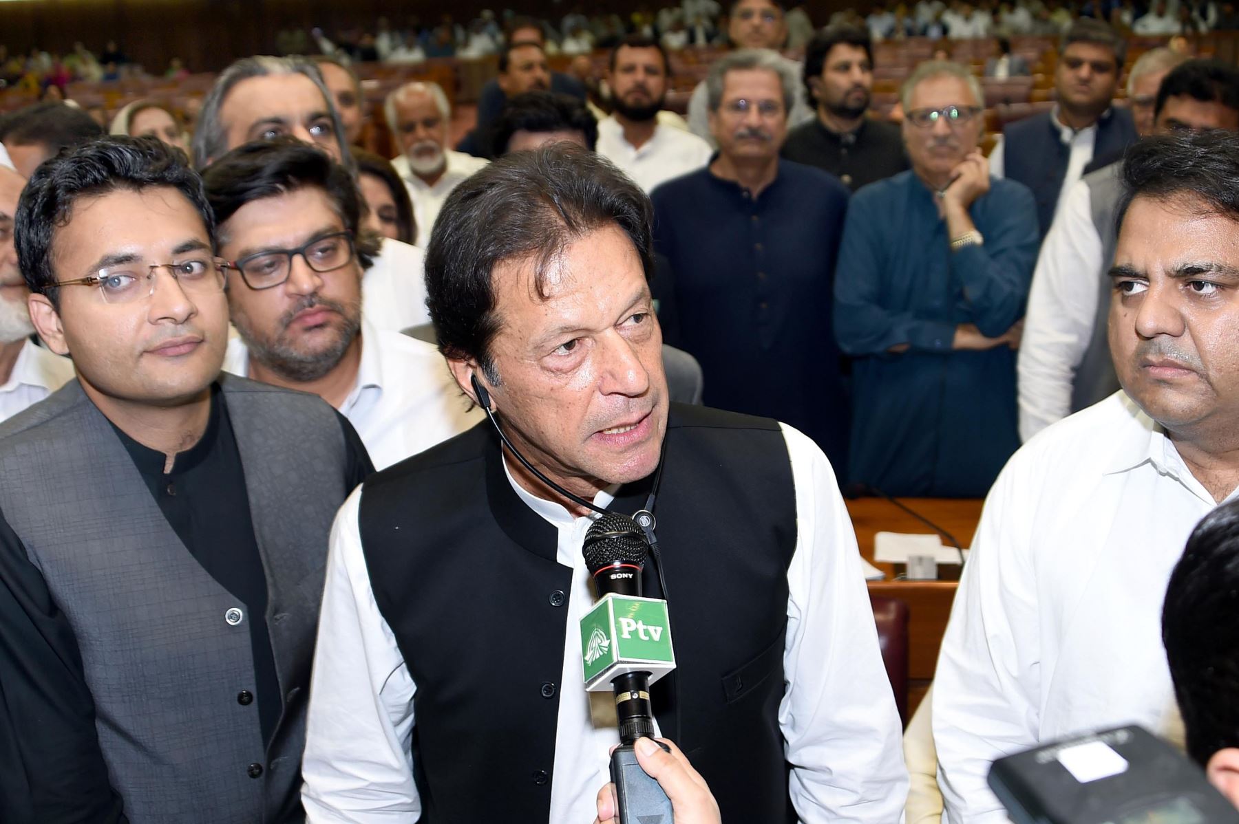 Imran Khan se dirige a los legisladores después de haber sido elegido próximo Primer Ministro Foto: AFP