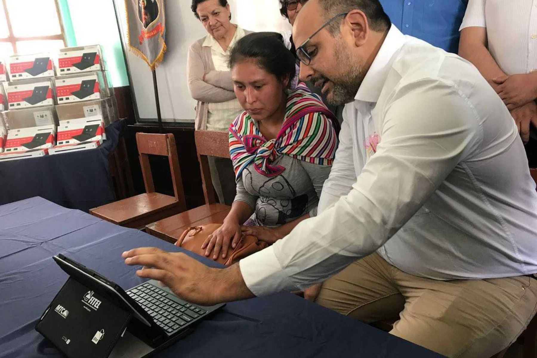 El Ministerio de Educación (Minedu) entregó hoy la primera parte de las 1,550 tabletas destinadas a estudiantes de colegios públicos de Apurímac, las que a su vez integran un lote de 6,583 que serán asignadas a escolares de esa región y de Huancavelica, Ayacucho y Lambayeque.