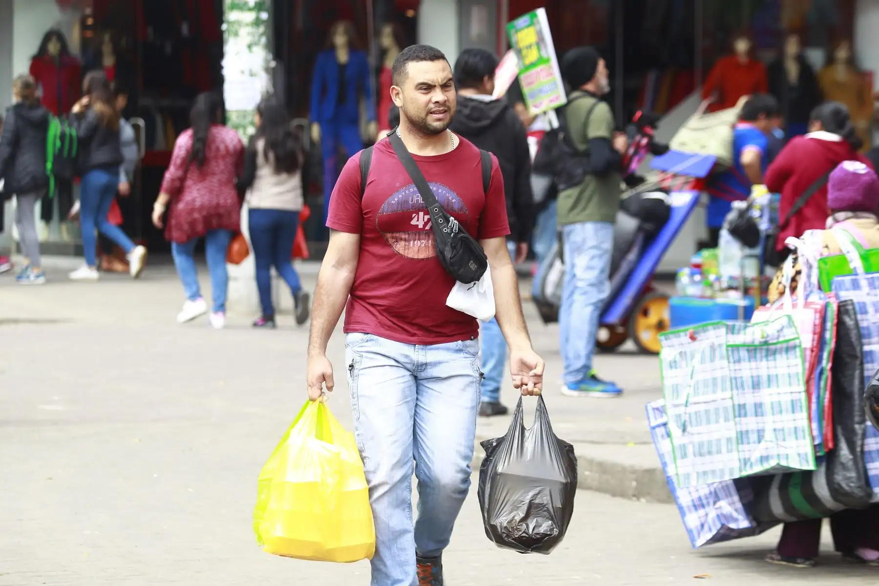 Ciudadanos venezolanos en el Centro Comercial Gamarra opinan sobre exigencia de pasaporte a partir del 25 de agosto.Foto: ANDINA/Eddy Ramos