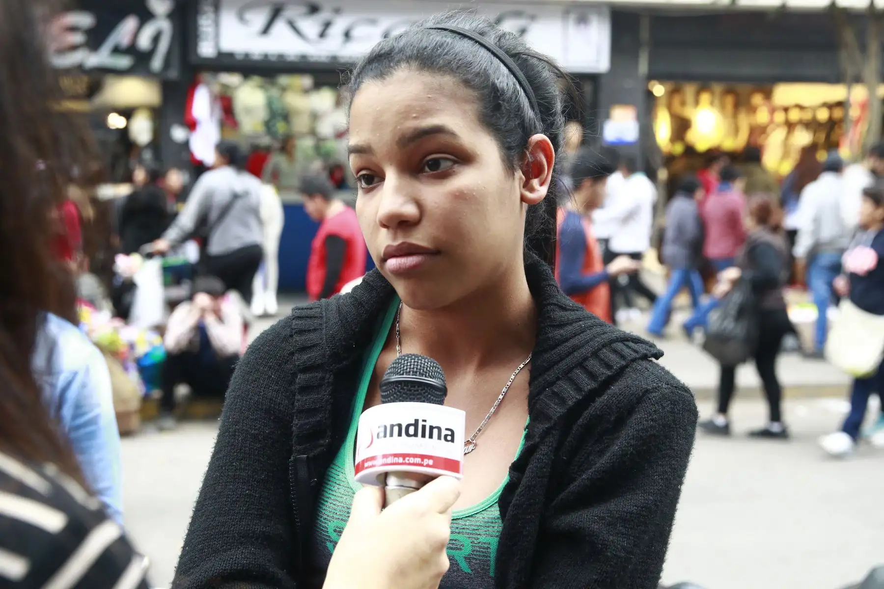 Ciudadanos venezolanos en el Centro Comercial Gamarra opinan sobre exigencia de pasaporte a partir del 25 de agosto.Foto: ANDINA/Eddy Ramos