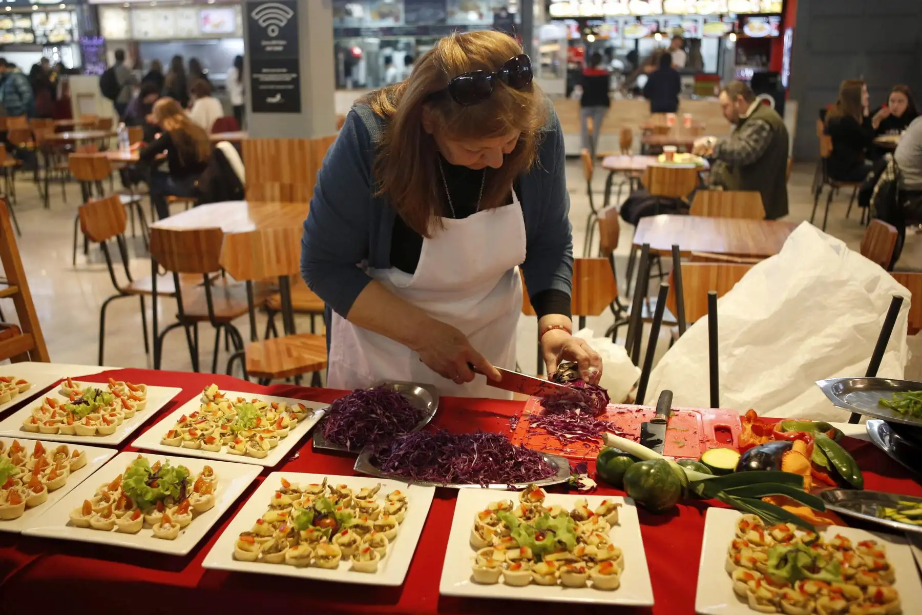 Una mujer elabora platos de degustación con productos típicos del Corredor de los Pájaros Pintados de Uruguay Foto: EFE