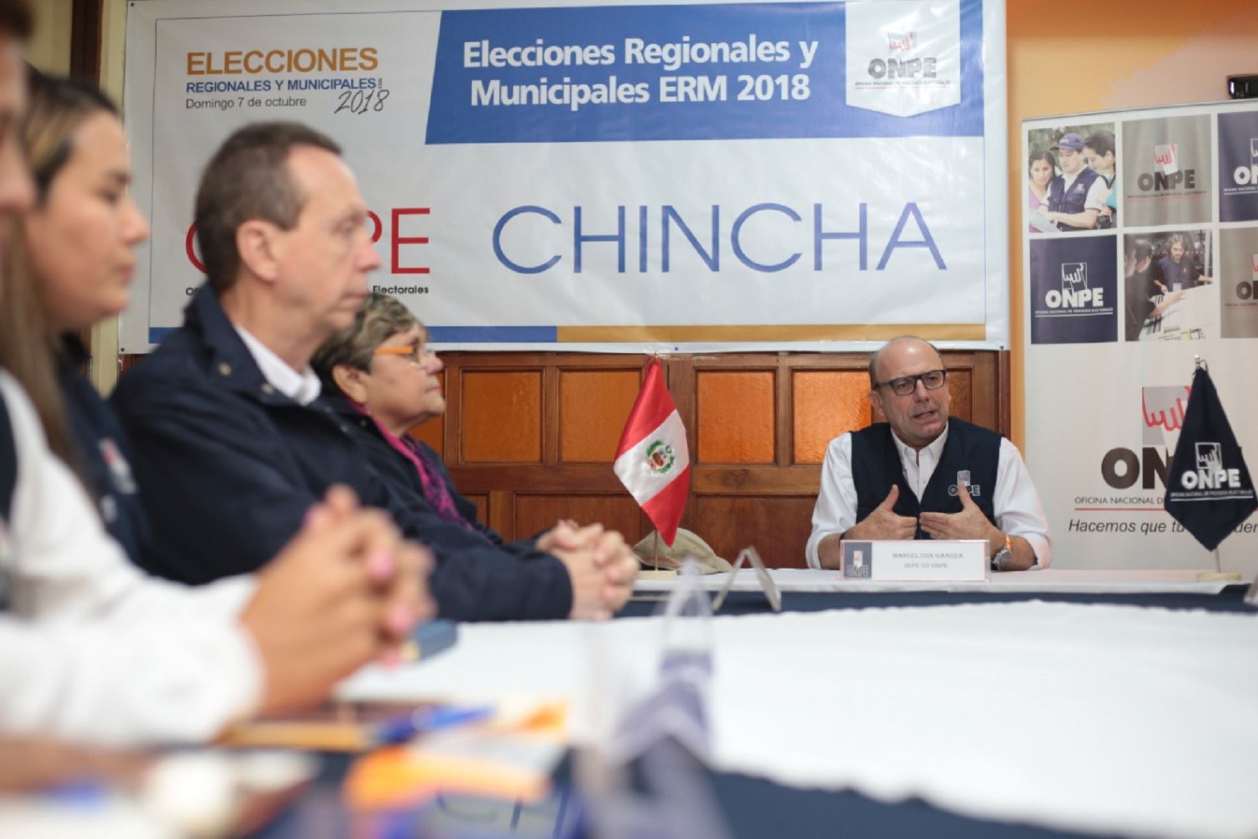 Jefe de la ONPE, Manuel Cox en la ciudad de Ica. Foto: Difusión.