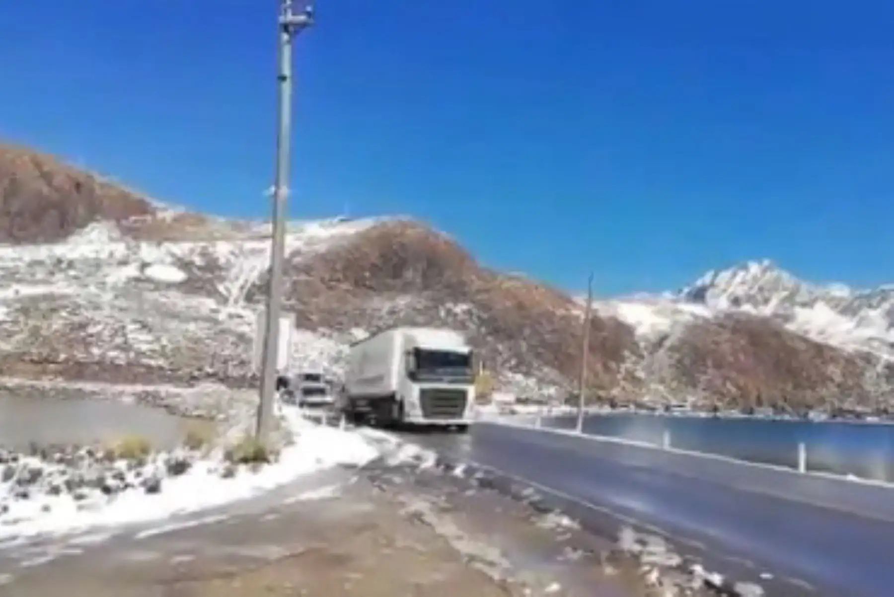 El tránsito vehicular en la carretera Central, sobre todo en el sector de Ticlio, se normalizó esta mañana luego de la fuerte nevada que cayó en la noche y dificultó el paso de las unidades desde Lima a las regiones del centro del país y viceversa, informó la concesionaria Deviandes.