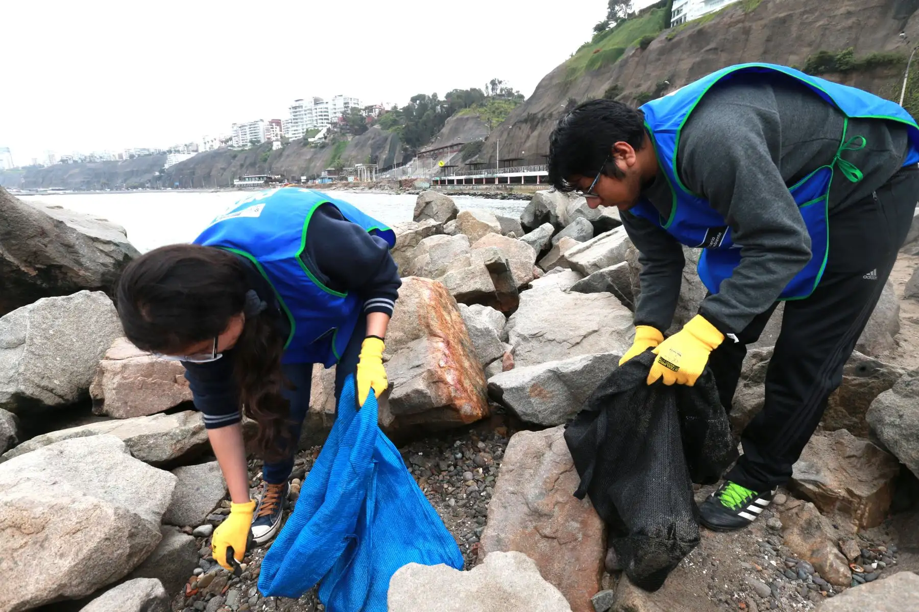Campaña ECO IPD por el cuidado del medio ambiente, se realizo con la limpieza de la playa Yuyos en la Costa Verde.Foto: ANDINA/Norman Córdova
