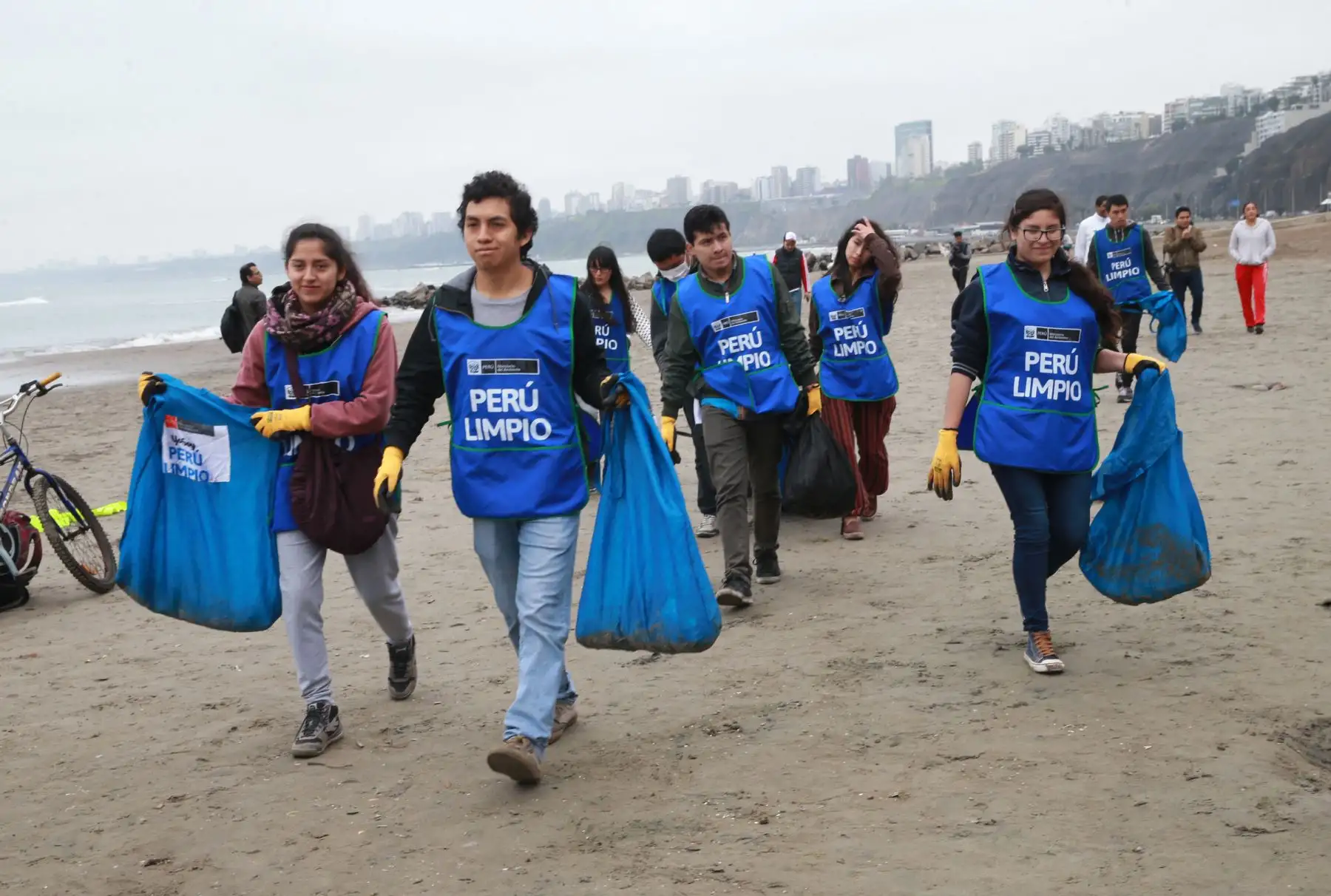 Campaña ECO IPD por el cuidado del medio ambiente, se realizo con la limpieza de la playa Yuyos en la Costa Verde.Foto: ANDINA/Norman Córdova