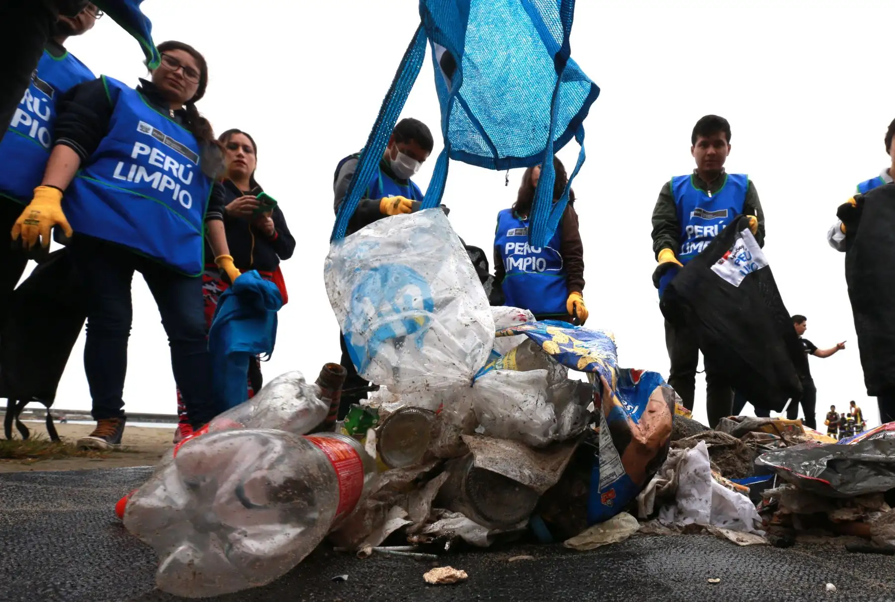 Campaña ECO IPD por el cuidado del medio ambiente, se realizo con la limpieza de la playa Yuyos en la Costa Verde.Foto: ANDINA/Norman Córdova