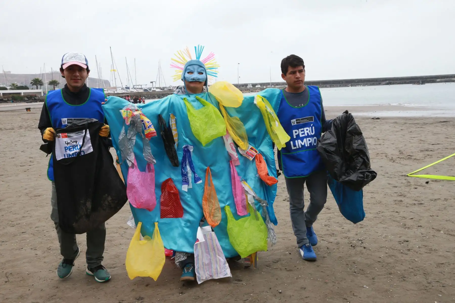El Instituto Peruano del Deporte (IPD) y el Ministerio del Ambiente  ministra Fabiola Muñoz, inicio  la campaña ECO IPD por el cuidado del medio ambiente, que en esta ocasión se realizo con la limpieza de la playa Yuyos en la Costa Verde.Foto: ANDINA/Norman Córdova