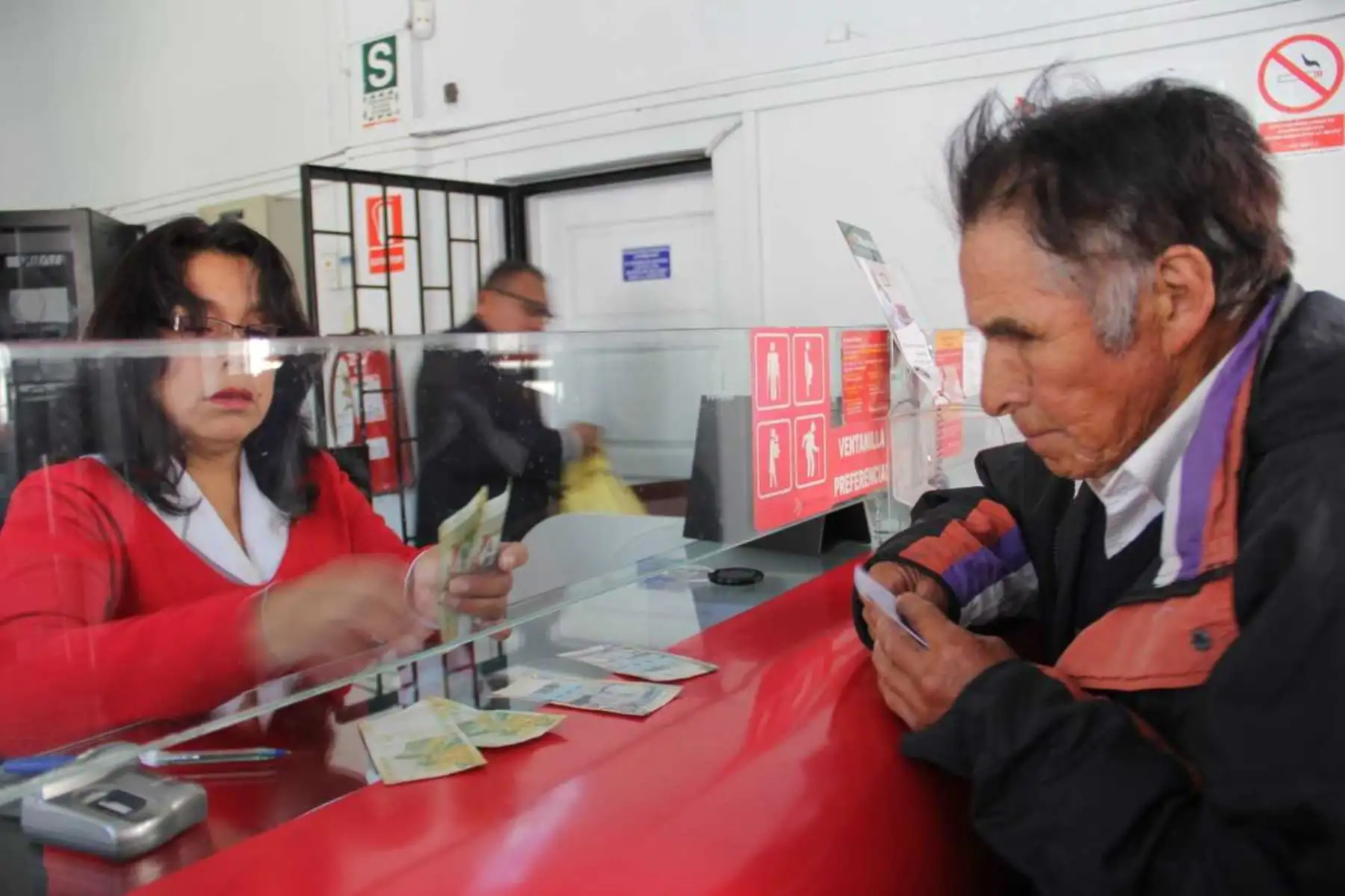 El Banco de la Nación informó que desde el 20 de agosto se viene realizando el pago de la Pensión 65 en un horario especial, desde las 07:00 horas hasta las 17:30 horas en 68 agencias del país, con la finalidad de brindar las mayores facilidades a los beneficiarios y así evitar largas colas. ANDINA/Difusión