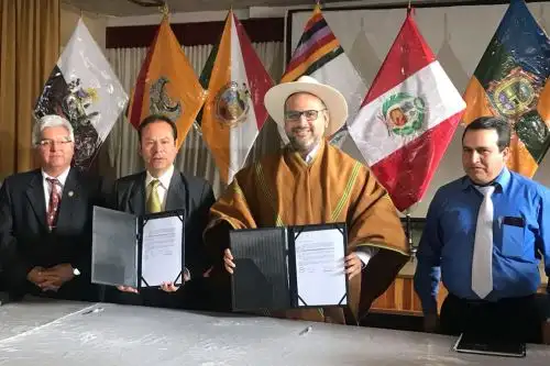 El ministro de Educación, Daniel Alfaro, suscribió con el gobernador regional de Apurímac, Wilber Venegas, un convenio para potenciar el Instituto de Educación Superior Tecnológico  Público "Abancay" bajo el modelo de Servicio Educativo Tecnológico de Excelencia, con una inversión de 16 millones de soles.