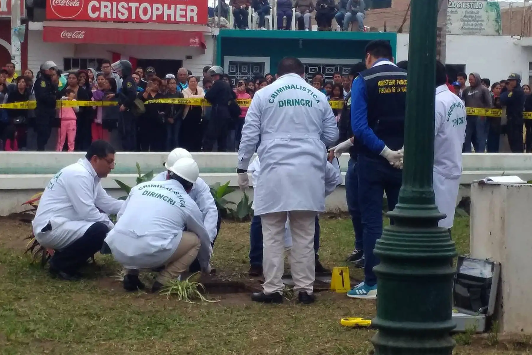 Peritos de la dirincri PNP, participan en la  recuperaron del cadáver de la niña Xohana Guerra, descubierta dentro de una sala de bombeo de agua, ubicada en uno de los jardines de la plaza de de armas de  Cerro Azul.Foto: ANDINA/ Norman Córdova