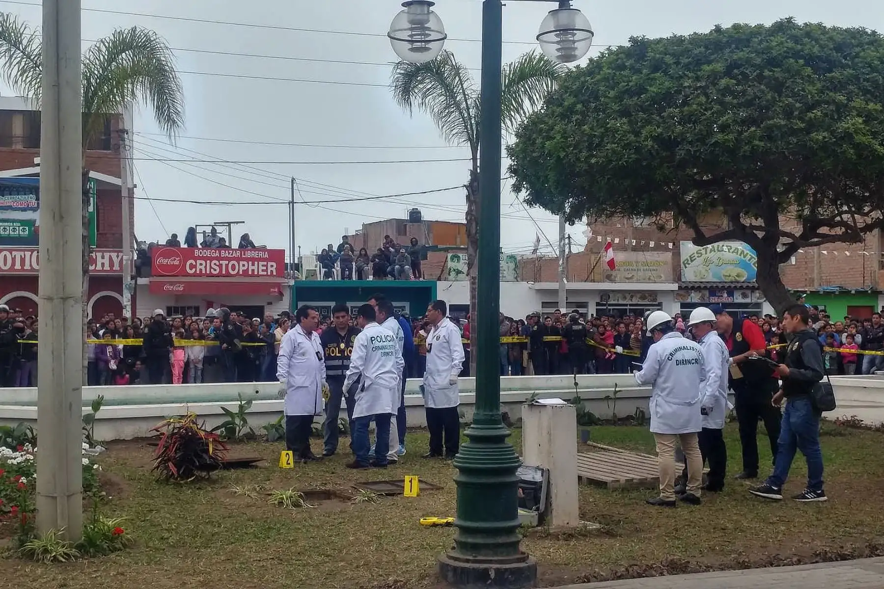 Peritos de la dirincri PNP, participan en la  recuperaron del cadáver de la niña Xohana Guerra, descubierta dentro de una sala de bombeo de agua, ubicada en uno de los jardines de la plaza de de armas de  Cerro Azul.Foto: ANDINA/ Norman Córdova
