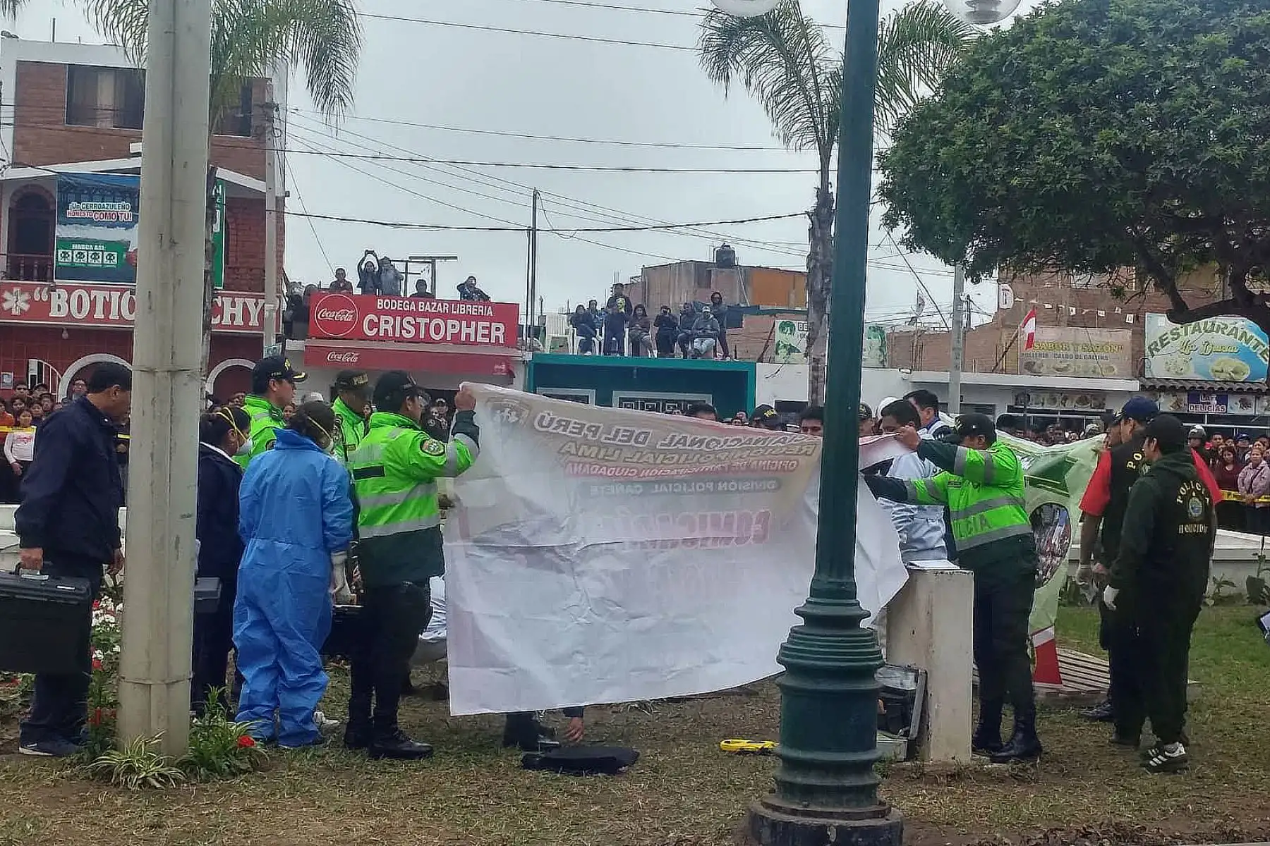 Policía trabaja en la extracción del cadáver de una menor que sería la desaparecida Xohana Guerra, descubierta dentro de un pozo de bombeo de agua, ubicado en uno de los jardines de la plaza de Armas de  Cerro Azul. Foto: ANDINA/Norman Córdova.