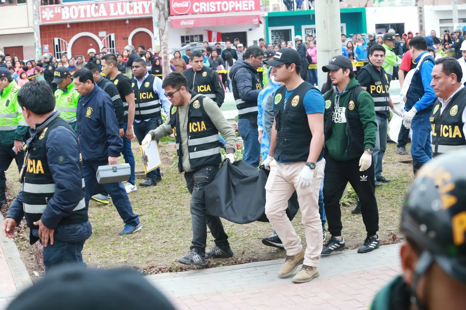 Efectivos de la Unidad de Salvataje de la Policía Nacional recuperaron el cadáver de una niña Xohana Guerra, descubierta dentro de una sala de bombeo de agua, ubicada en uno de los jardines dela plaza de de armas de  Cerro Azul.Foto: ANDINA/ Norman Córdova