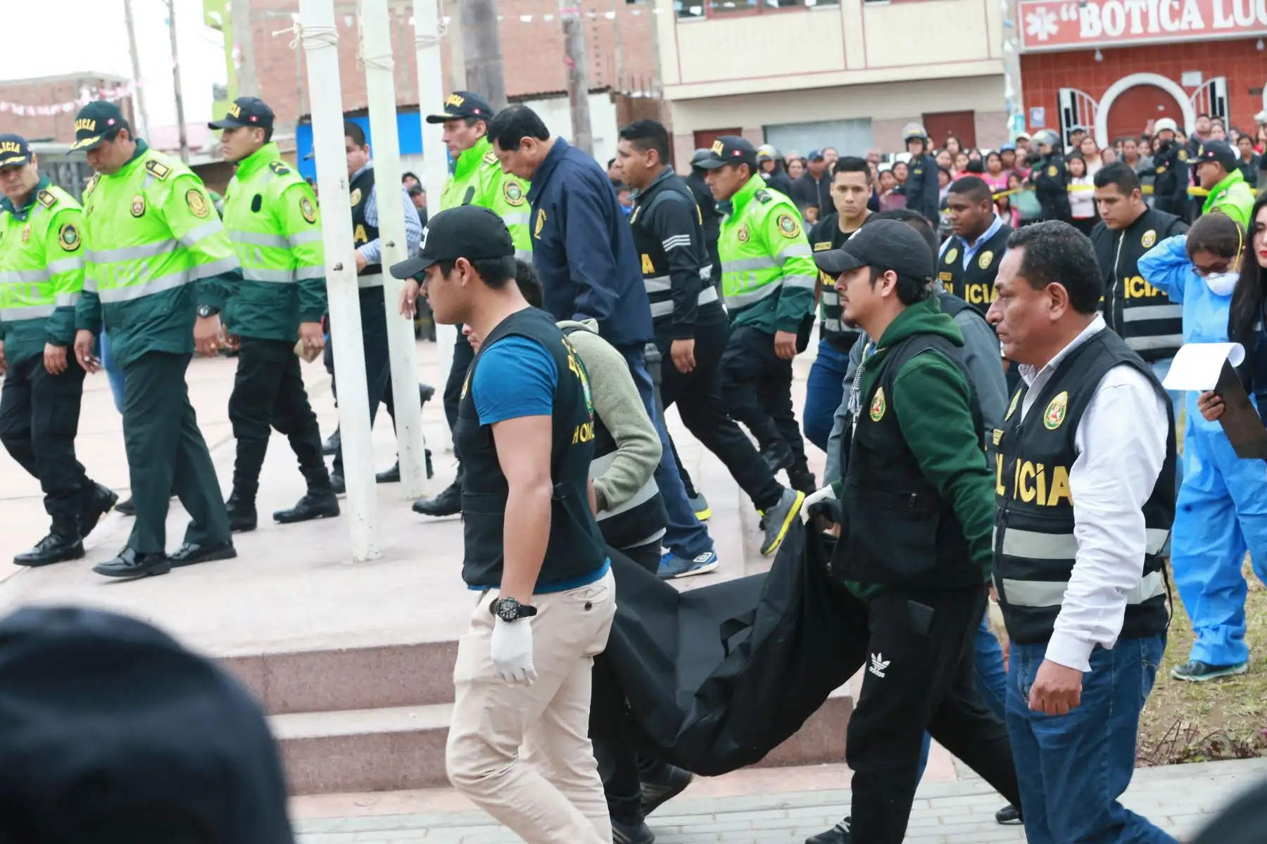 Efectivos de la Unidad de Salvataje de la Policía Nacional recuperaron el cadáver de una niña Xohana Guerra, descubierta dentro de una sala de bombeo de agua, ubicada en uno de los jardines dela plaza de de armas de  Cerro Azul.Foto: ANDINA/ Norman Córdova