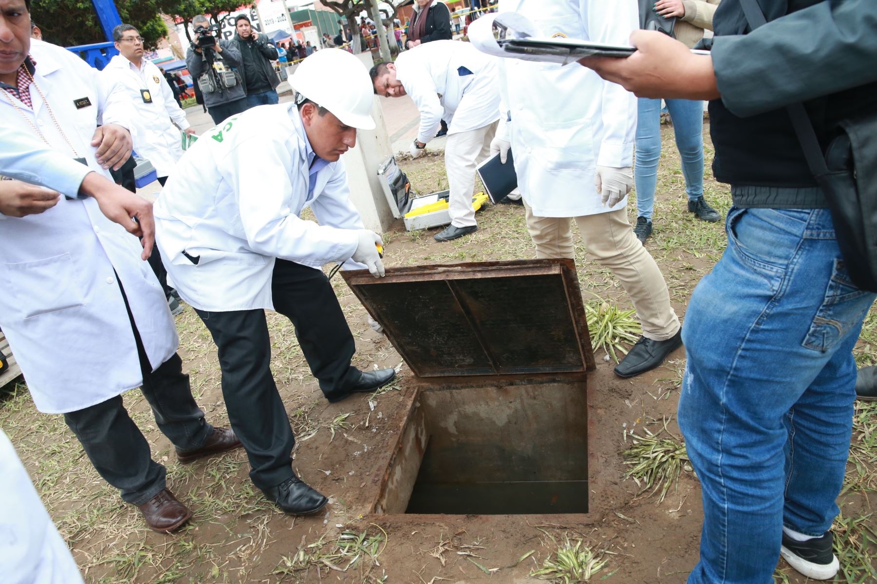 Peritos de la dirincri PNP, participan en la  recuperaron del cadáver de la niña Xohana Guerra, descubierta dentro de una sala de bombeo de agua, ubicada en uno de los jardines de la plaza de de armas de  Cerro Azul.Foto: ANDINA/ Norman Córdova