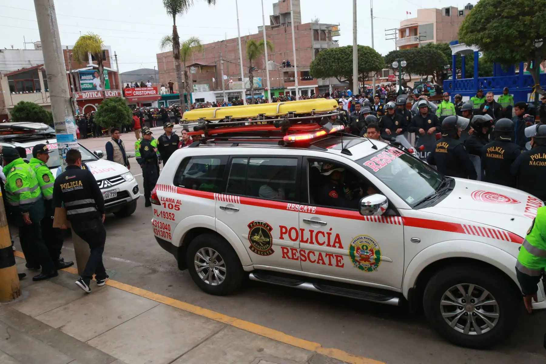 Estrictas medidas de seguridad  en la  extracción del cadáver de una menor que sería la desaparecida Xohana Guerra, descubierta dentro de una sala de bombeo de agua, ubicada en uno de los jardines dela plaza de de armas de  Cerro Azul.Foto: ANDINA/ Norman Córdova
