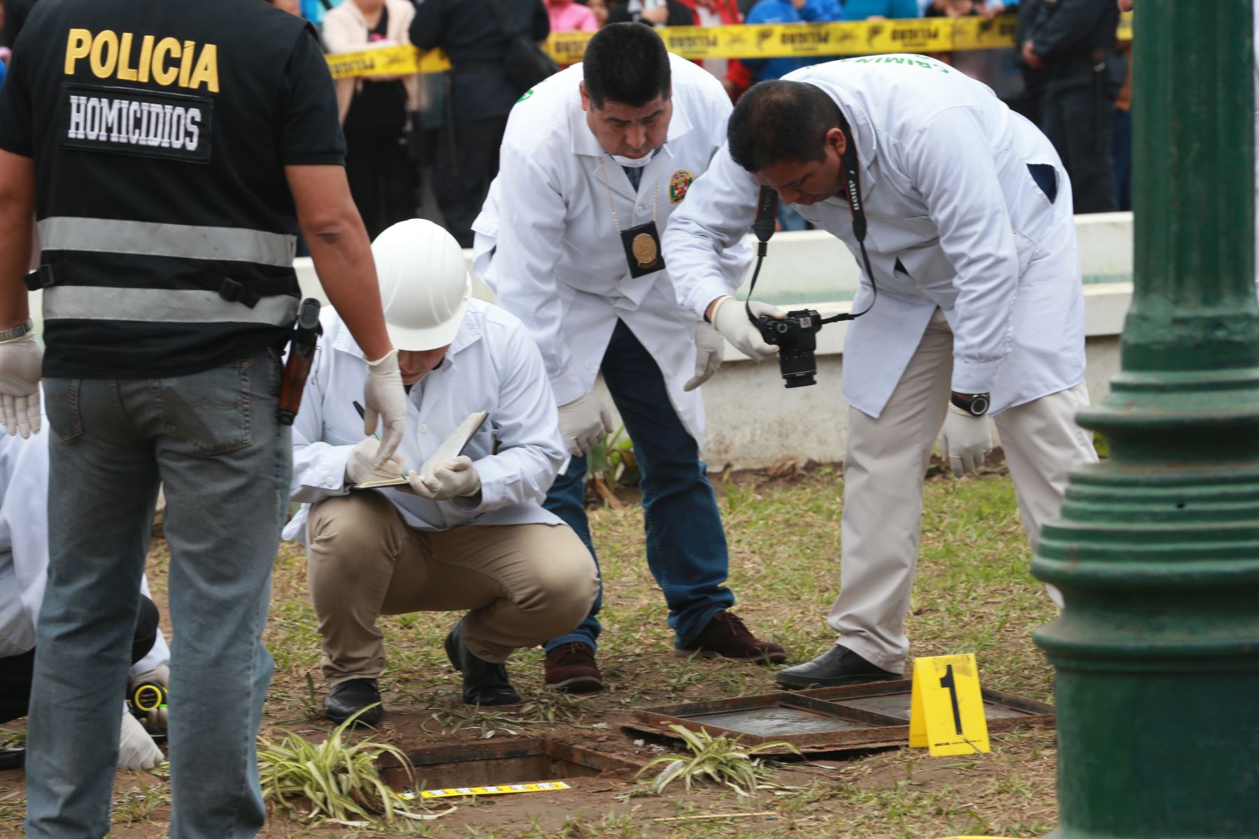 Peritos de la dirincri PNP, participan en la  recuperaron del cadáver de la niña Xohana Guerra, descubierta dentro de una sala de bombeo de agua, ubicada en uno de los jardines de la plaza de de armas de  Cerro Azul.Foto: ANDINA/ Norman Córdova