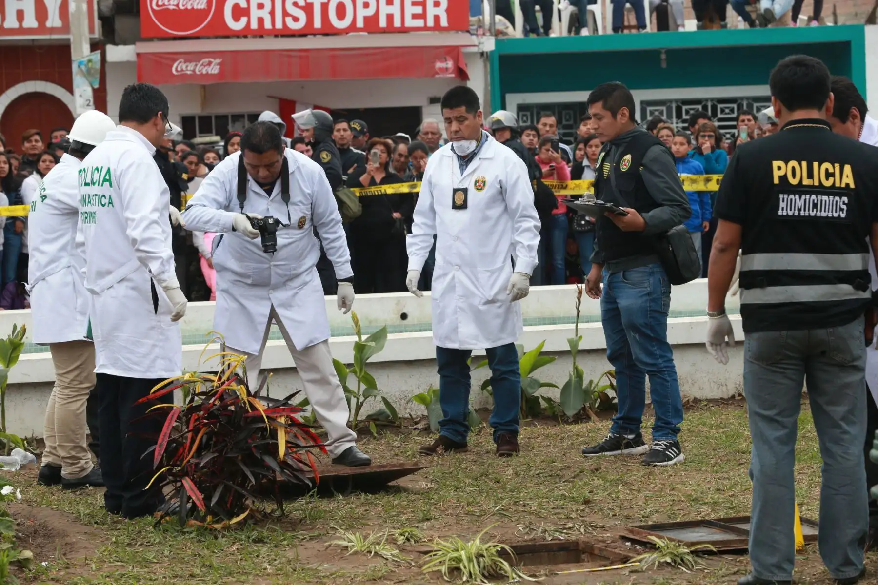 Peritos de la dirincri PNP, participan en la  recuperaron del cadáver de la niña Xohana Guerra, descubierta dentro de una sala de bombeo de agua, ubicada en uno de los jardines de la plaza de de armas de  Cerro Azul.Foto: ANDINA/ Norman Córdova
