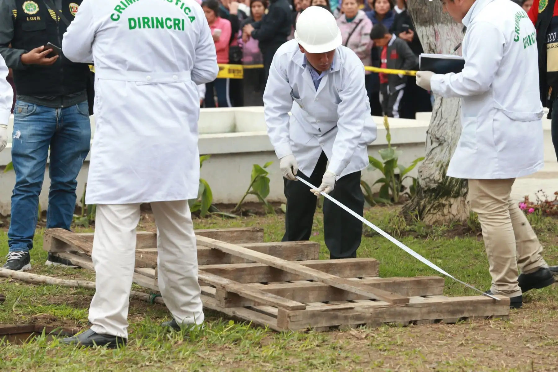 Peritos de la dirincri PNP, participan en la  recuperaron del cadáver de la niña Xohana Guerra, descubierta dentro de una sala de bombeo de agua, ubicada en uno de los jardines de la plaza de de armas de  Cerro Azul.Foto: ANDINA/ Norman Córdova