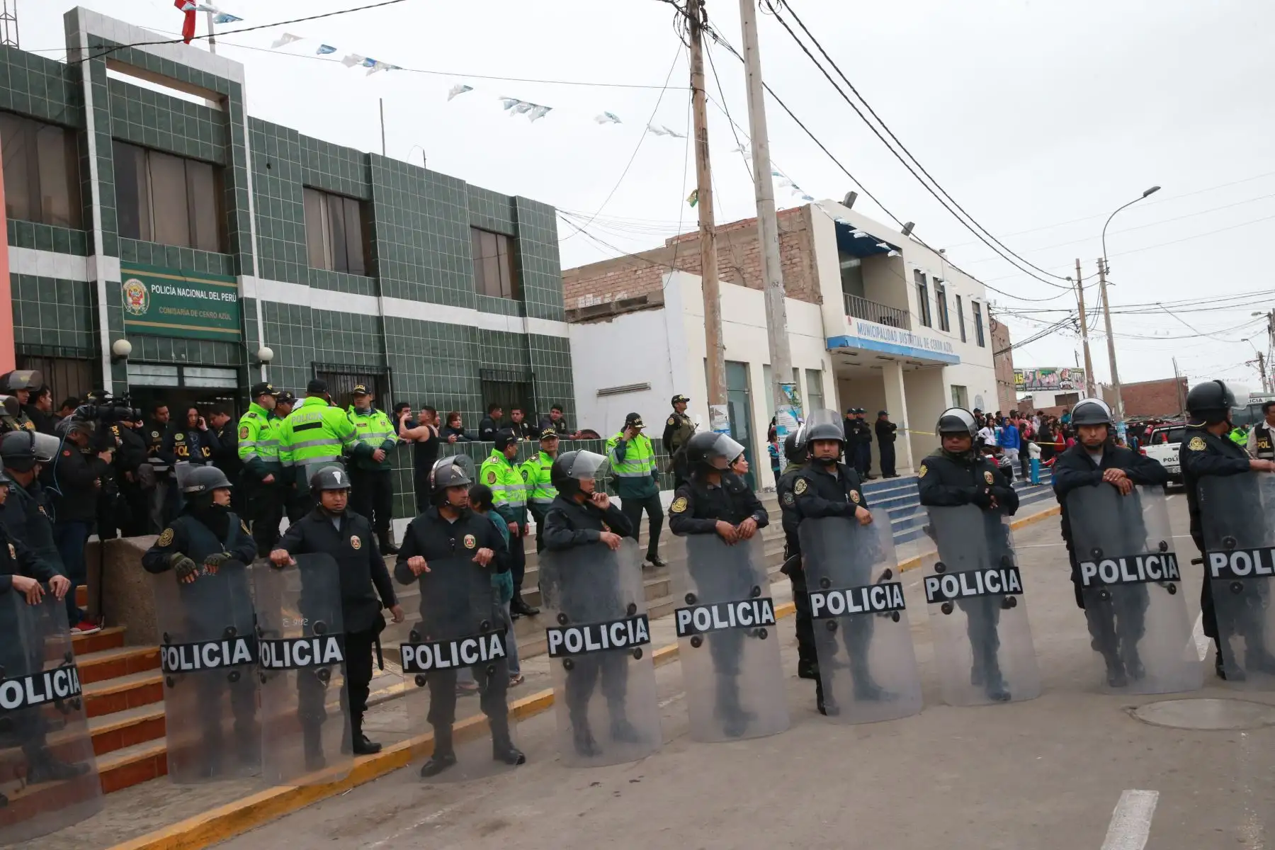 Estrictas medidas de seguridad  en la  extracción del cadáver de una menor que sería la desaparecida Xohana Guerra, descubierta dentro de una sala de bombeo de agua, ubicada en uno de los jardines dela plaza de de armas de  Cerro Azul.Foto: ANDINA/ Norman Córdova