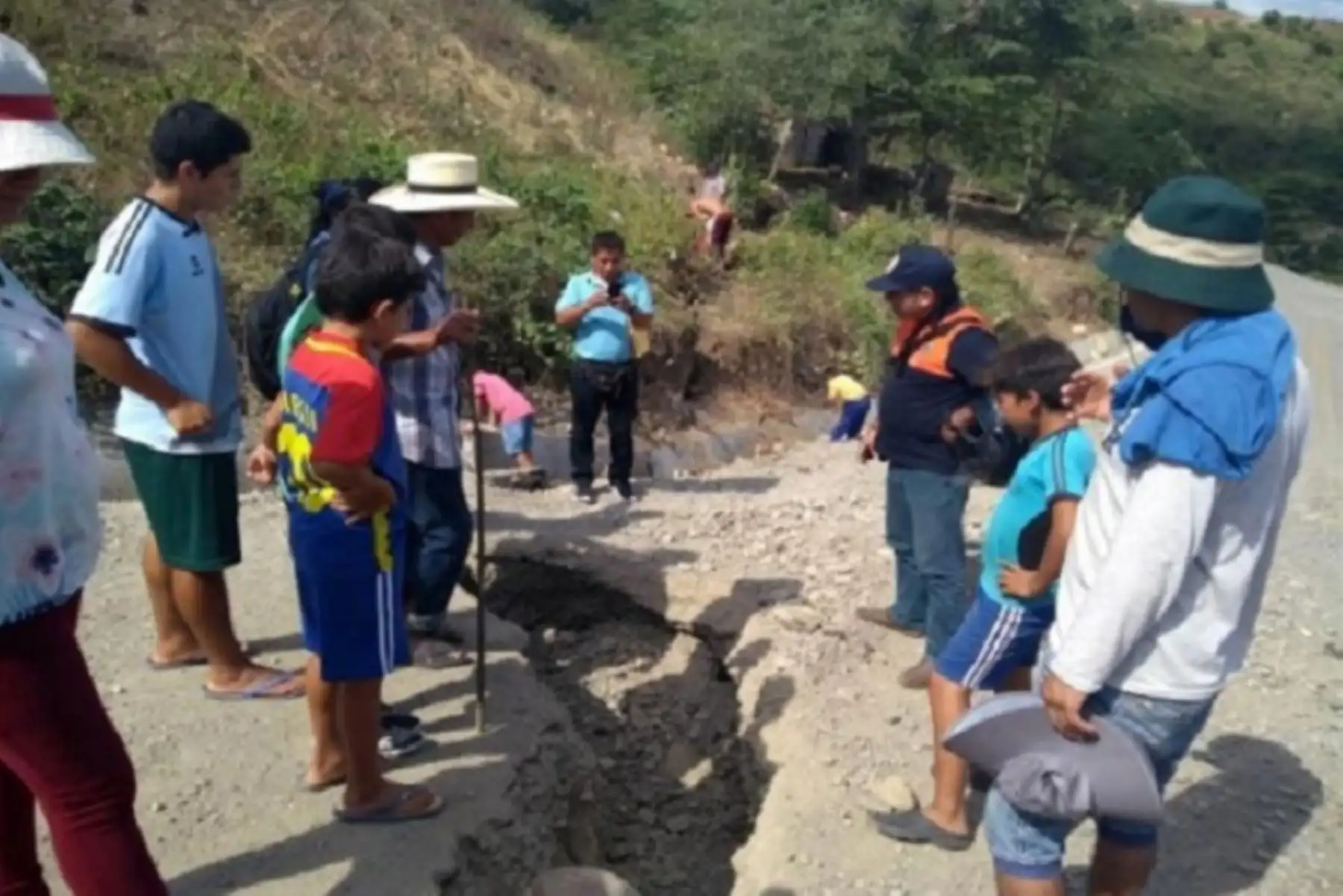 Municipalidad Distrital de Chirinos, en la provincia de San Ignacio, región Cajamarca, informó que personal especializado realiza un estudio topográfico para identificar zonas seguras de evacuación y la dimensión de los daños generados por las grietas que afectaron viviendas, colegios y carreteras el último 14 de agosto, debido a las intensas lluvias en la zona.