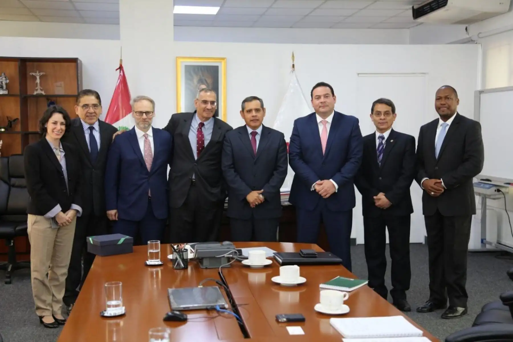 Ministro de Agricultura y Riego, Gustavo Mostajo con delegación de Estados Unidos. Foto: Cortesía.