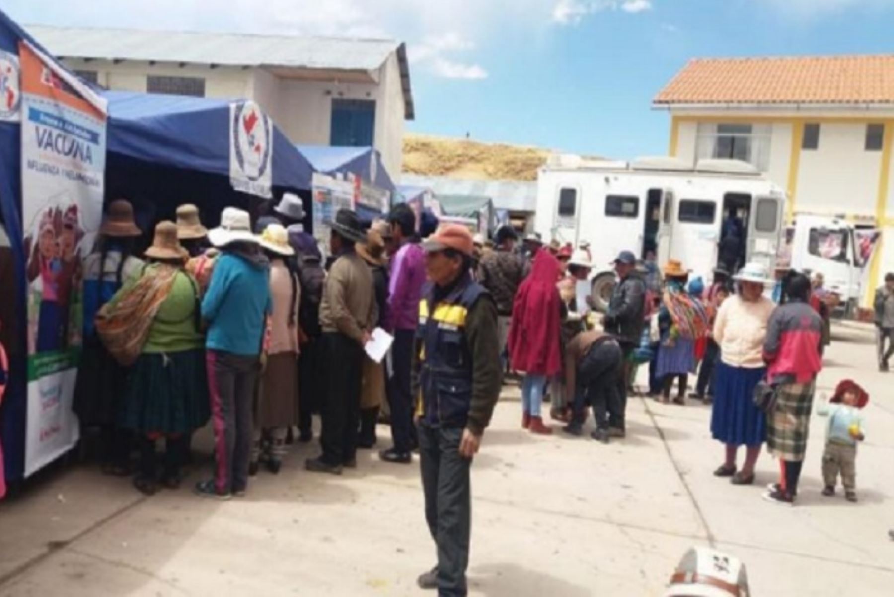 Brigadistas del Ministerio de Salud realizan hasta el momento más de mil atenciones en el distrito de Ñuñoa,  provincia de Melgar, en la región Puno, con el fin de proteger a la población de las enfermedades respiratorias agudas ante la inclemencia de las heladas.