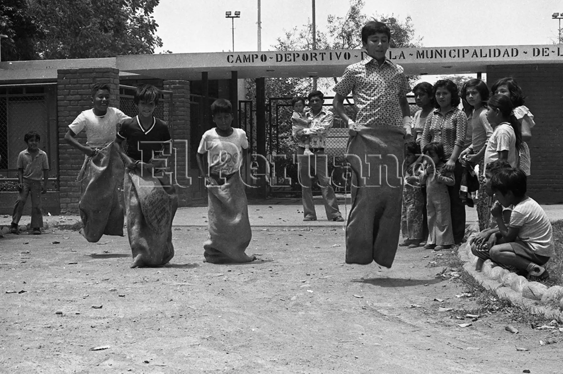 Carrera de encostalados (1974). Foto:Archivo Histórico El Peruano