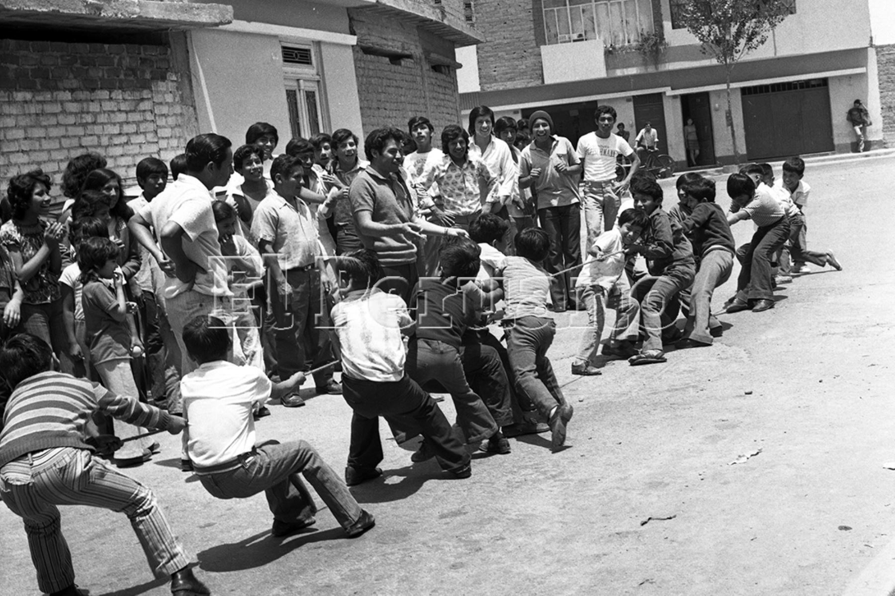 A medir fuerzas en el juego de la soga (1974). Foto:Archivo Histórico El Peruano