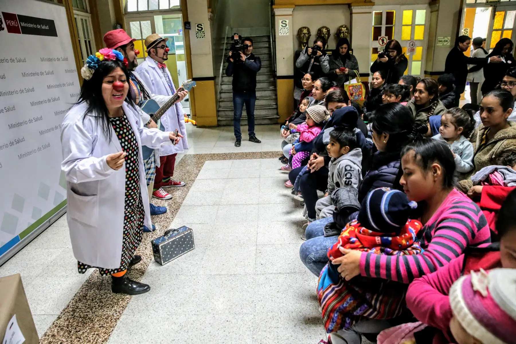 Ministras de Salud, Silvia Pessah, y de la Mujer y Poblaciones Vulnerables, Ana María Mendieta, visitan el Instituto Nacional de Salud del Niño con lotivo del día del niño. Foto: ANDINA/Luis Iparraguirre