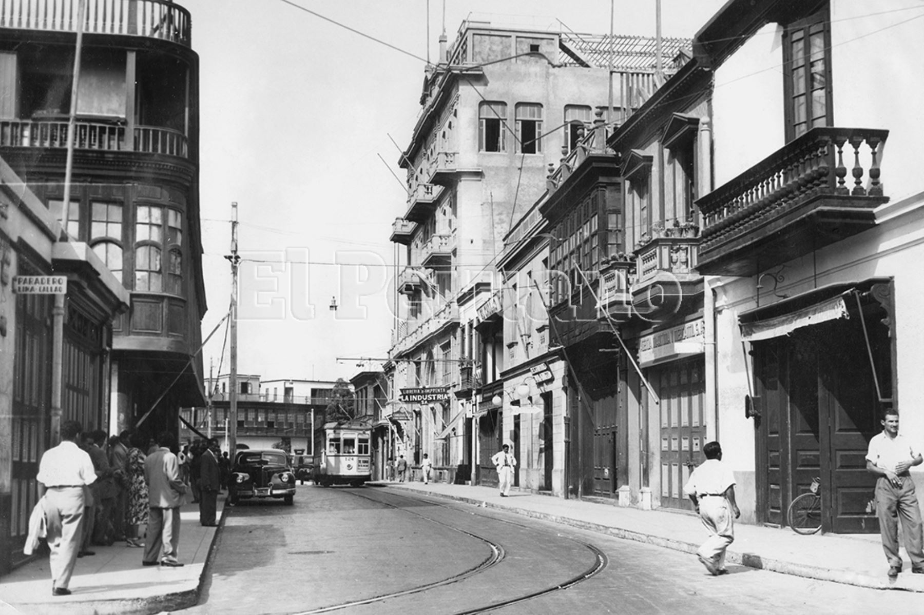 Calle Constitución y el edifico Ronald en la parte central (1952). Foto: Archivo Histórico de EL PERUANO