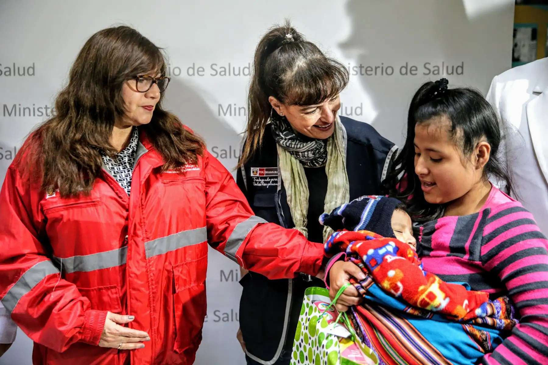 Ministras de Salud, Silvia Pessah, y de la Mujer y Poblaciones Vulnerables, Ana María Mendieta, visitan el Instituto Nacional de Salud del Niño con lotivo del día del niño. Foto: ANDINA/Luis Iparraguirre