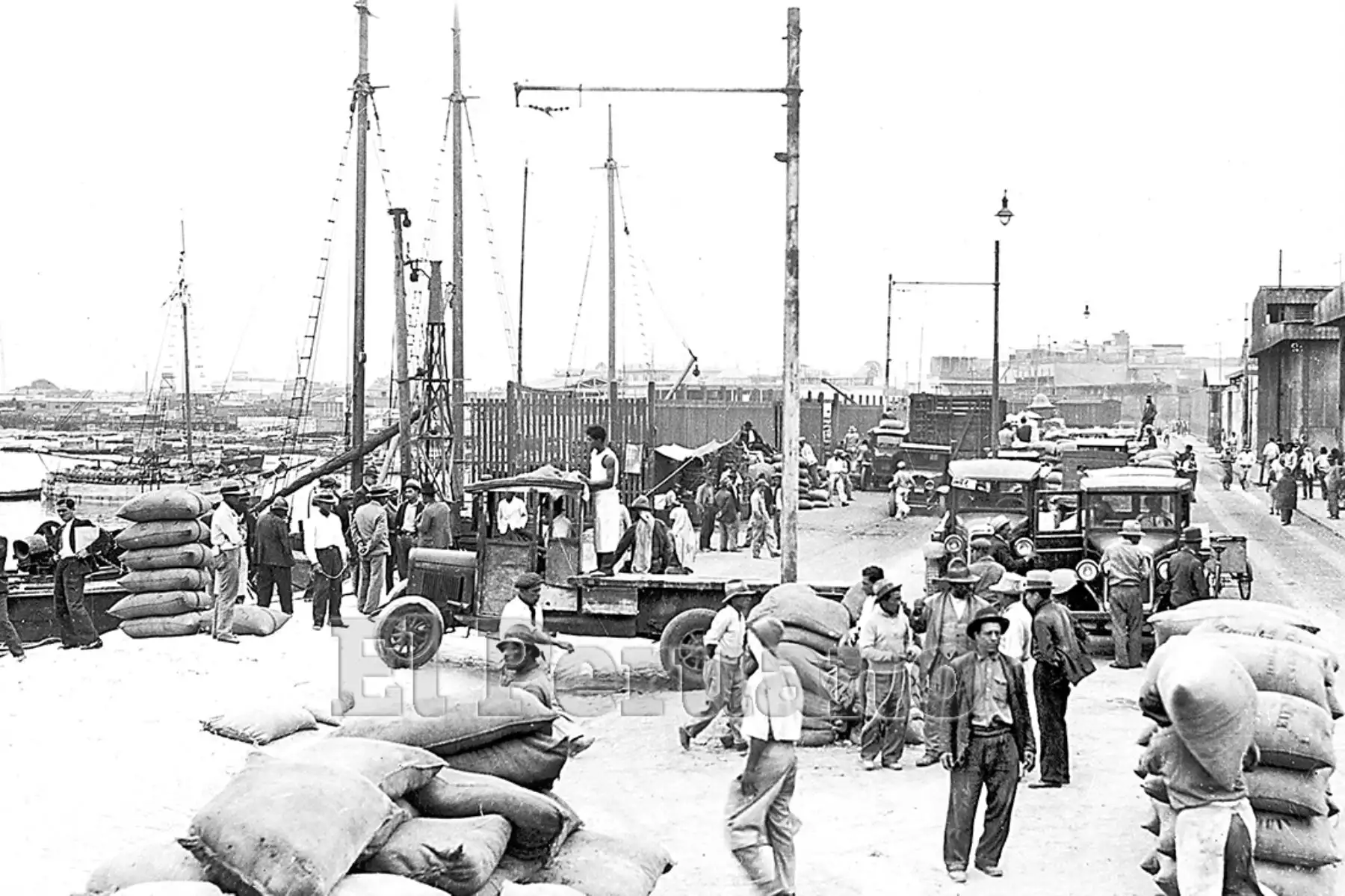 Callao - 1930 / Descarga de cabotaje en el muelle Dársena del Callao. Foto:Archivo El Peruano