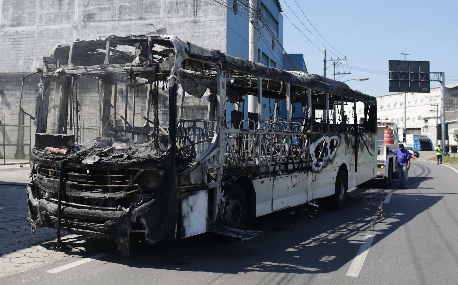 Bus quemado durante un operativo en la favela Complexo do Alemão en Rio de Janeiro Foto: EFE