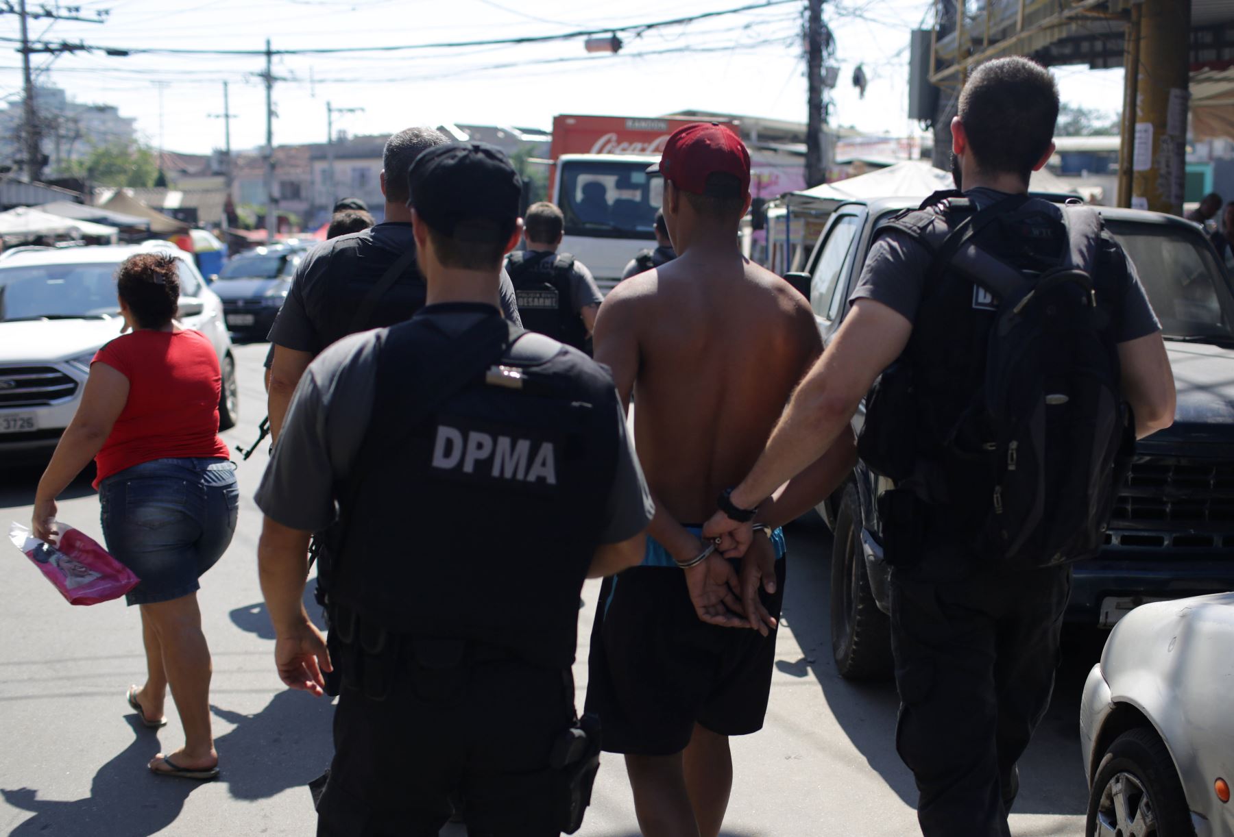 Policía detiene a un sospechoso en un operativo en la favela Complexo do Alemão en Río de Janeiro Foto: EFE